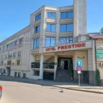 Фенове на Университатя атакуваха със заря хотела на Левски