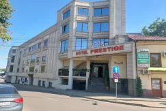 Фенове на Университатя атакуваха със заря хотела на Левски