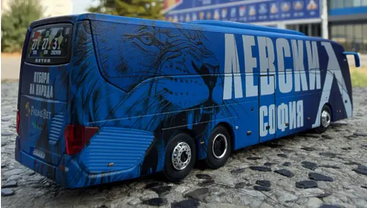 Левски продава миниатюра на клубният автобус